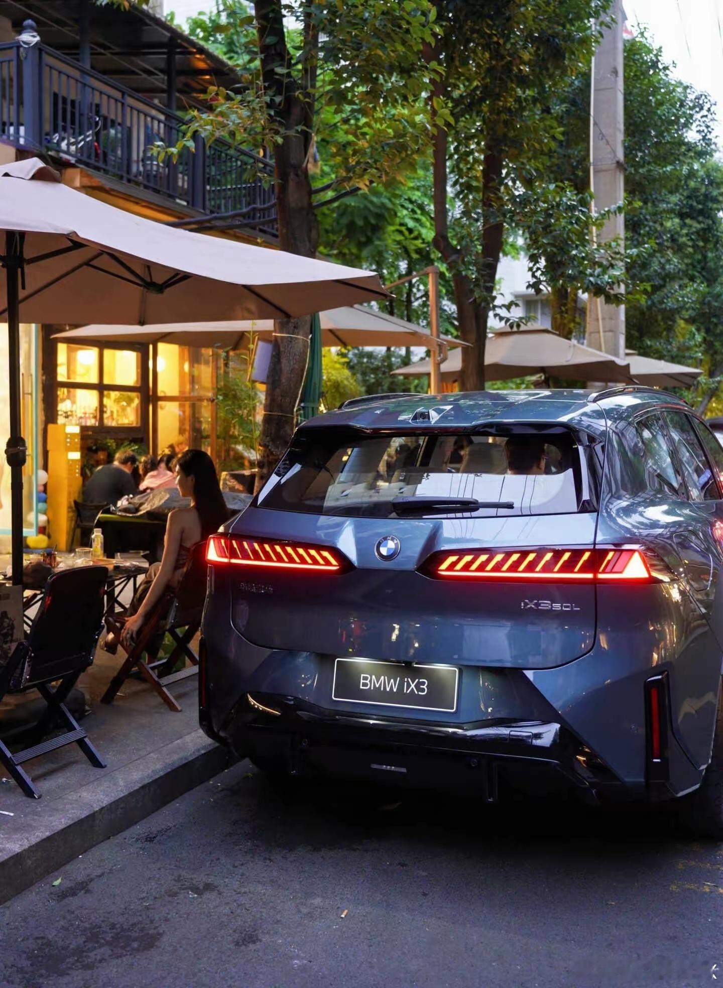 成都街头一台新世代BMW iX3，气场拉满，路过忍不住多看好几眼，前脸设计氛围感