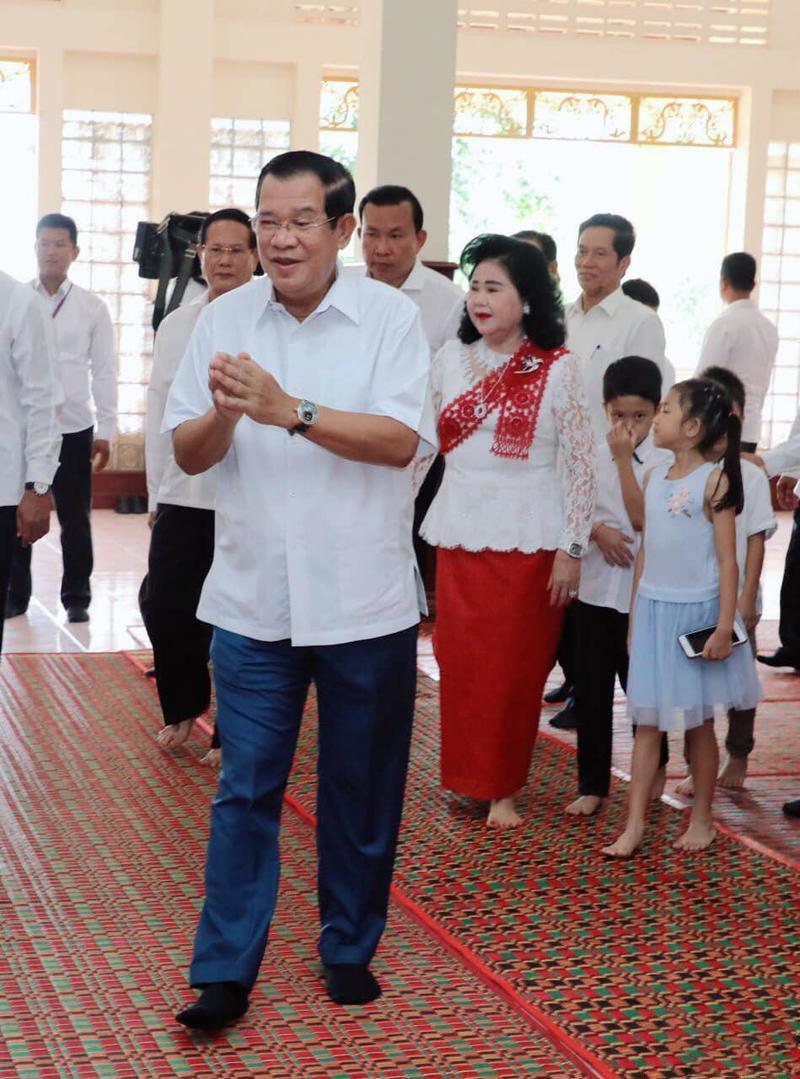 柬埔寨洪森总理表示，国家长期和平让人民得以欢乐度假，并祝愿全国人民亡人节假期快乐