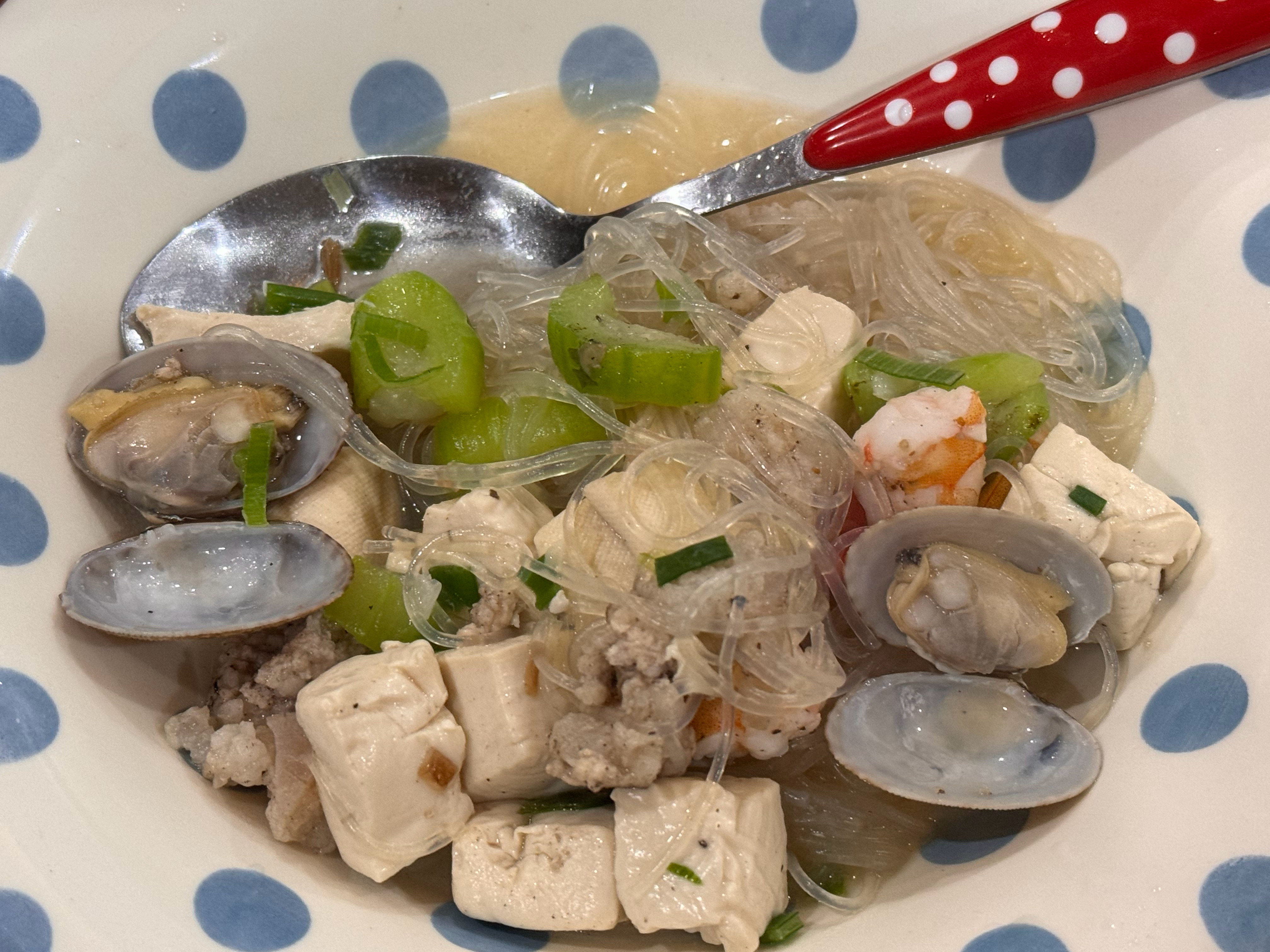 自从长春吃了几顿很好吃的朝鲜族料理外卖回来就孜孜不倦地研究韩国菜[允悲]今天做的