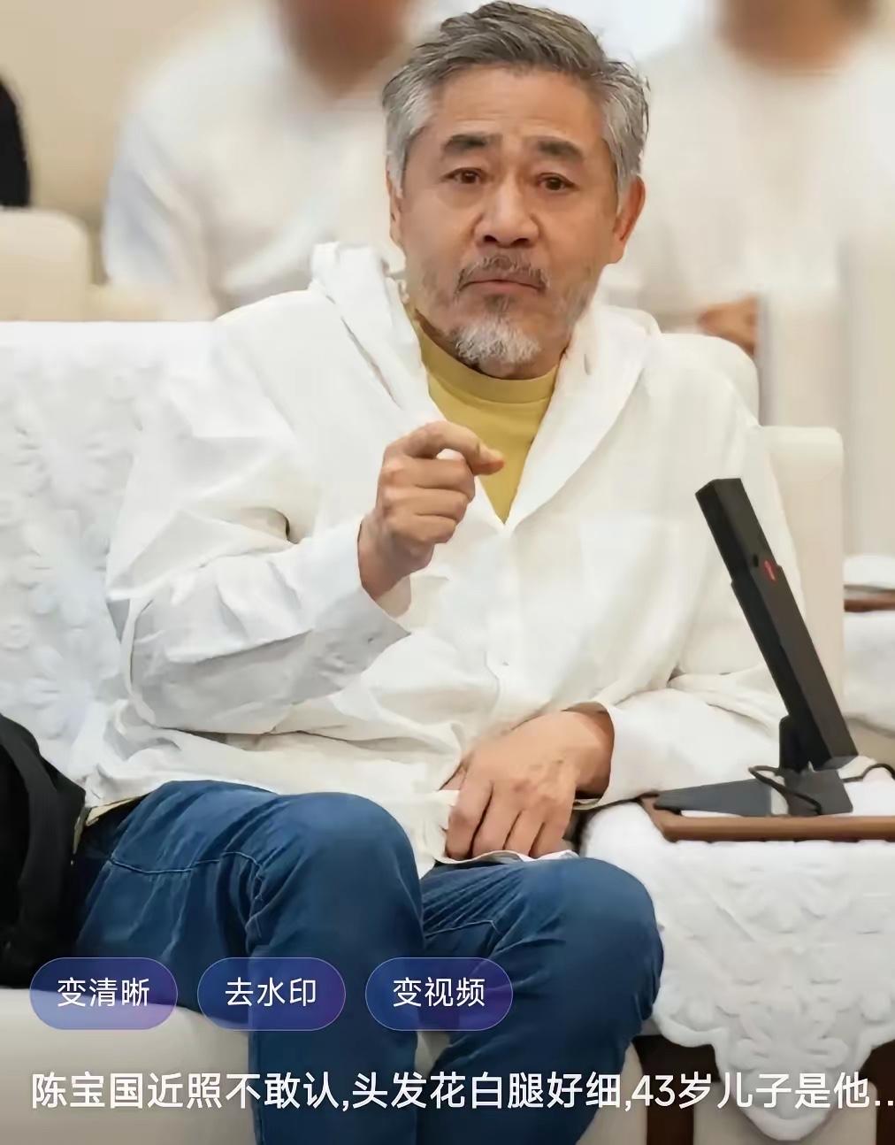 看到一张照片
被震惊和震撼到了
曾经的“汉武大帝”陈宝国怎么成这般模样了
是因为