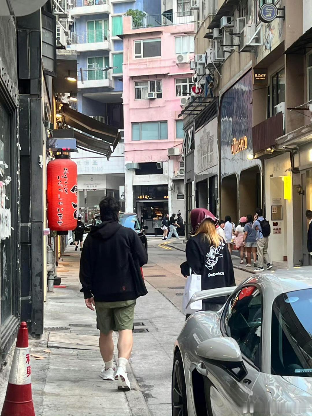 香港街头偶遇陈奕迅夫妇 近日，有网友晒出在香港街头偶遇陈奕迅、徐濠萦夫妇的照片，