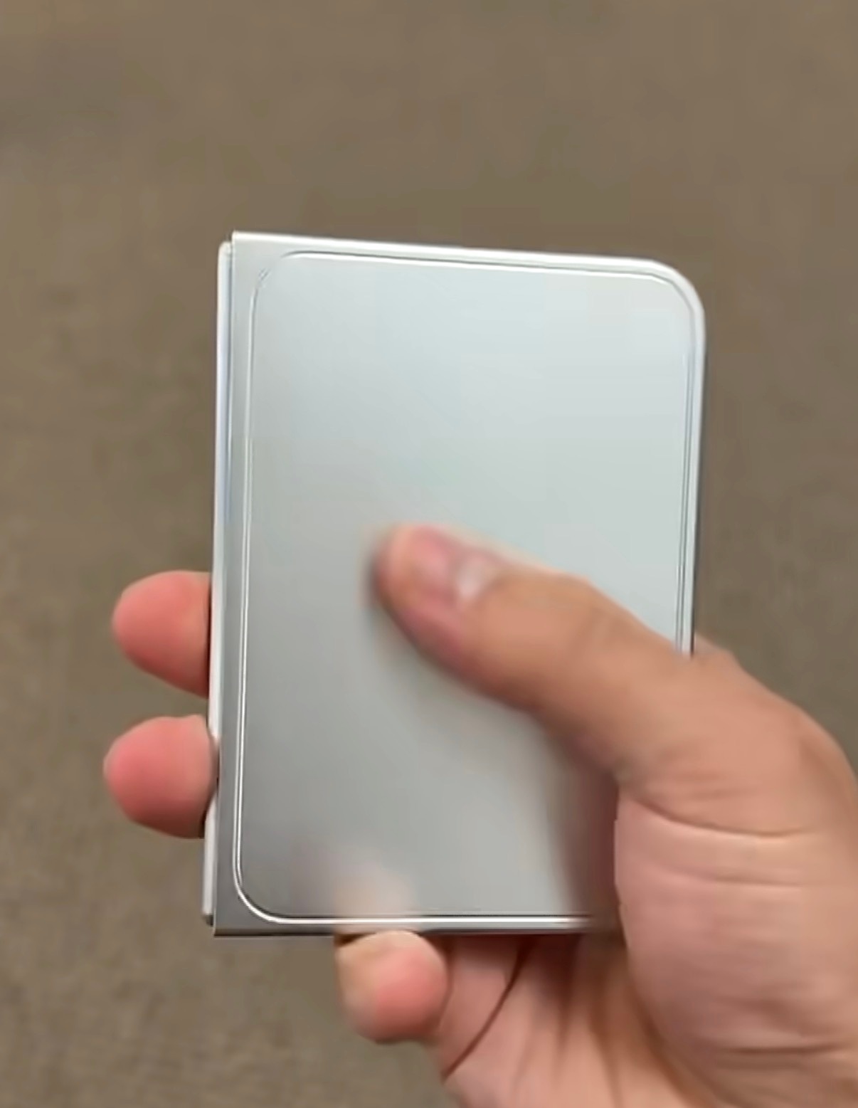 iPhoneUltra机模上手感觉八九不离十了，现在苹果出折叠屏是板上钉钉的事实