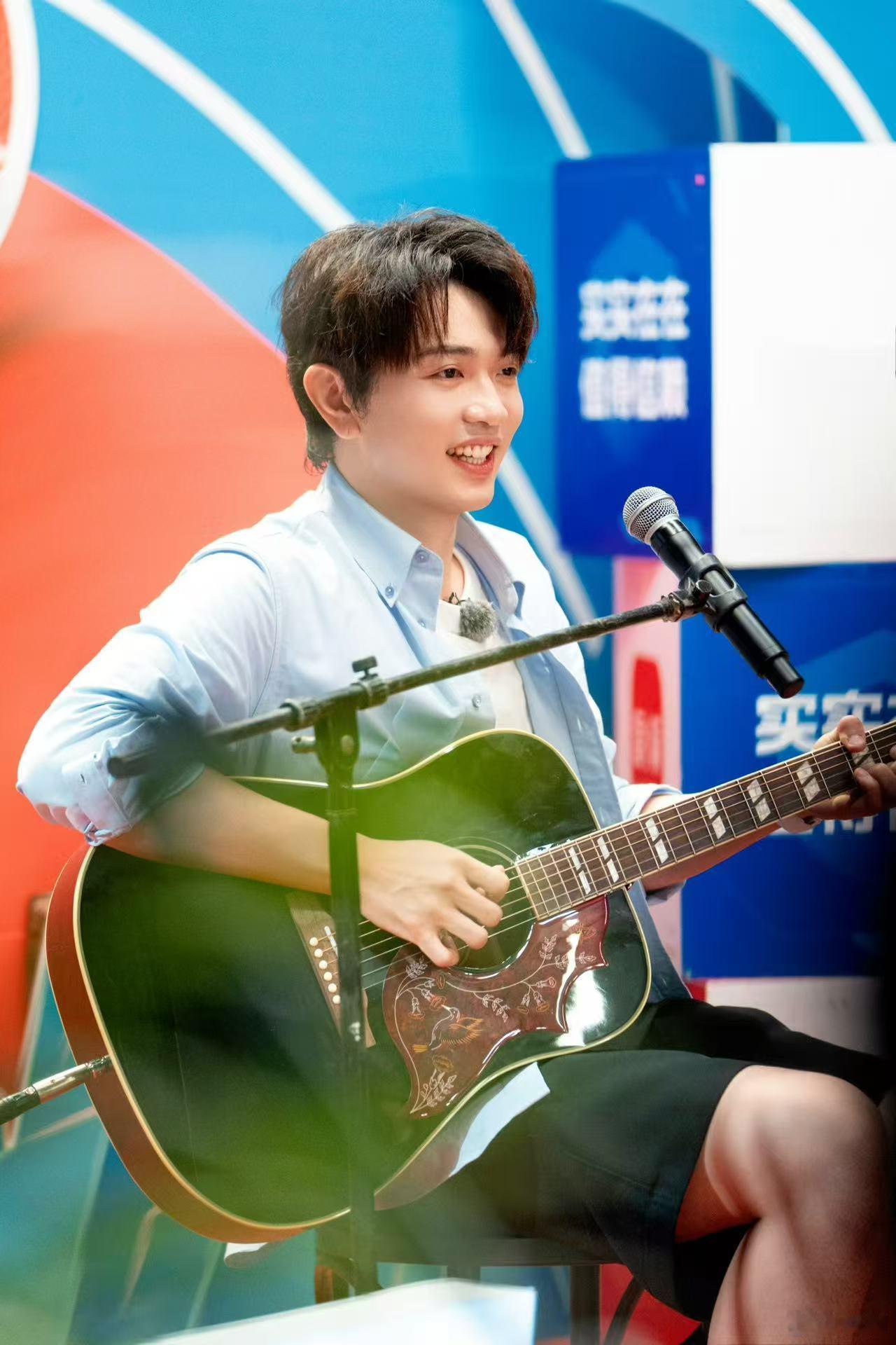 颜人中的音色真是太特别，现场一开唱氛围瞬间爆棚，期待他在《声生不息》上的精彩舞台