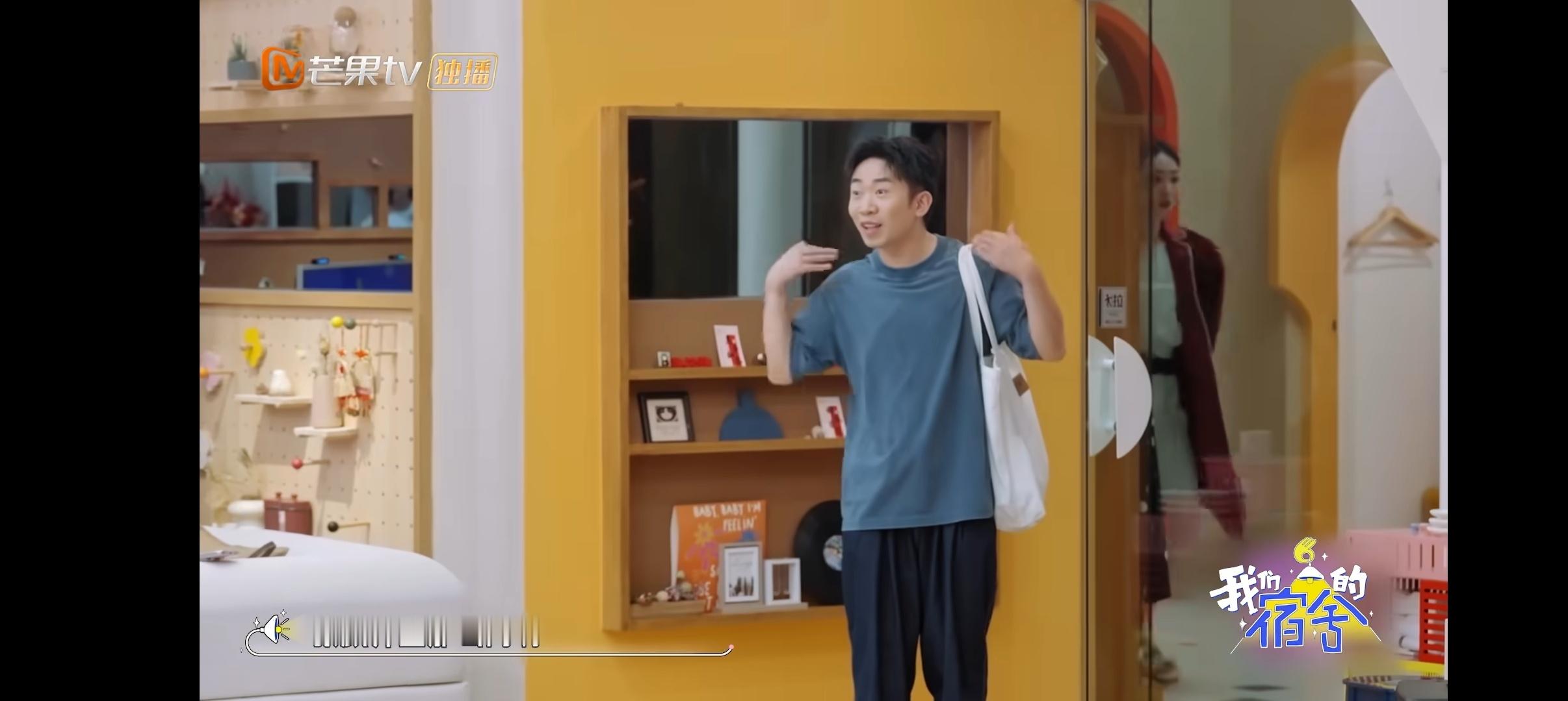 杨迪说张颜齐垫肩像梯田 哈哈哈还得是熟人局，杨迪一见到张颜齐就说“你这肩怎么垫这