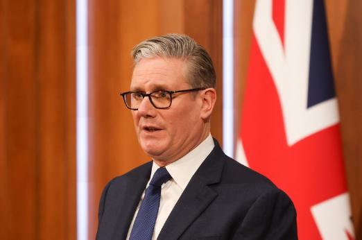 英美两国近期矛盾全面爆发，双方争执长达两个月，75岁的英国国王查尔斯三世顶着美国