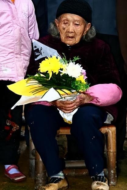 7子参军全“阵亡”，58岁母亲哭瞎双眼，1949年门外突然传来熟悉的声音，一声“