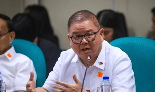 虽然不断派船强闯黄岩岛，但菲律宾农业部长劳雷尔说，中国向菲律宾保证了，不会限制对