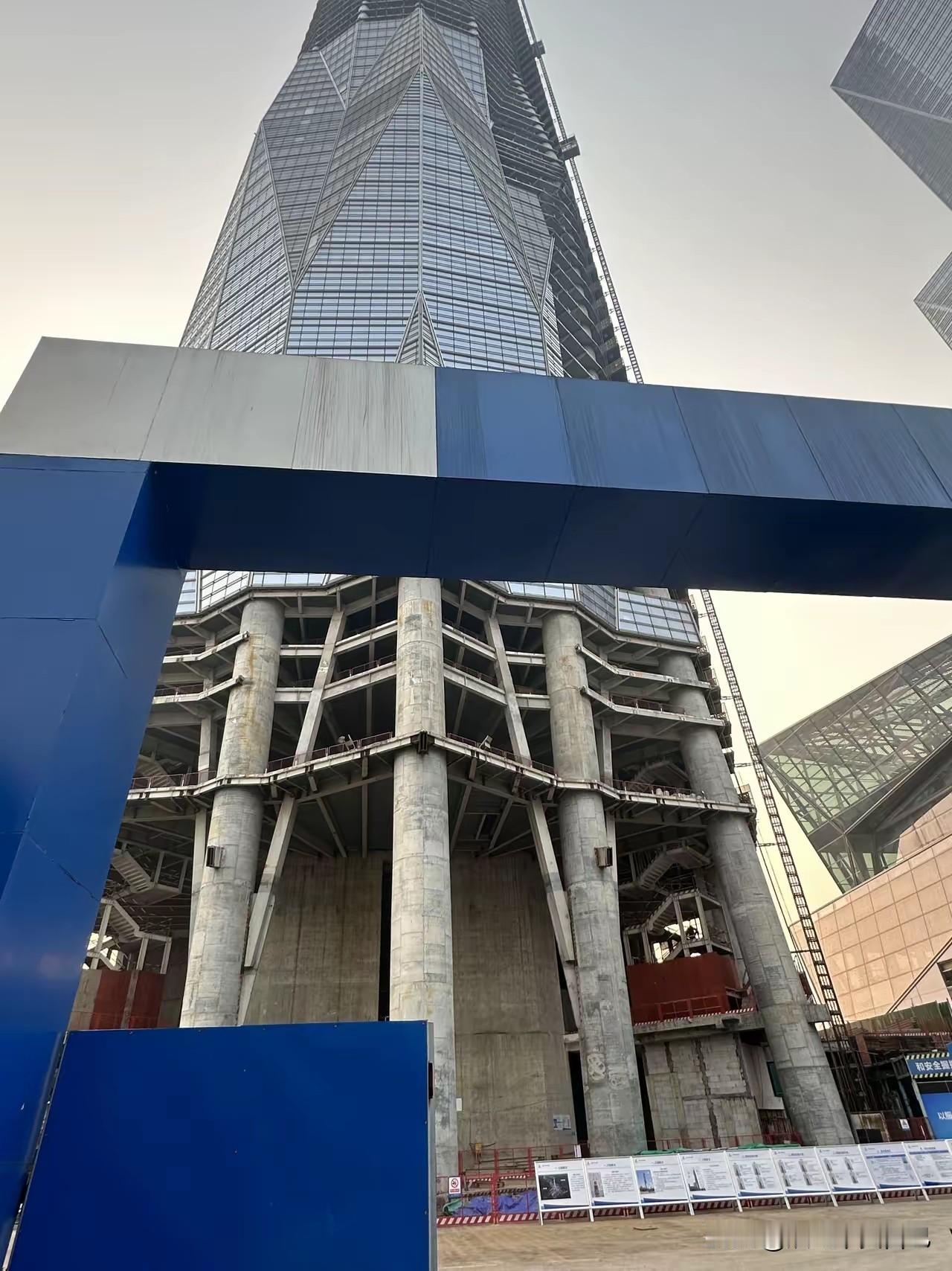 这是关于成都绿地中心468大厦的第N次复工的消息，虽然有图有真相，看了心里似乎也