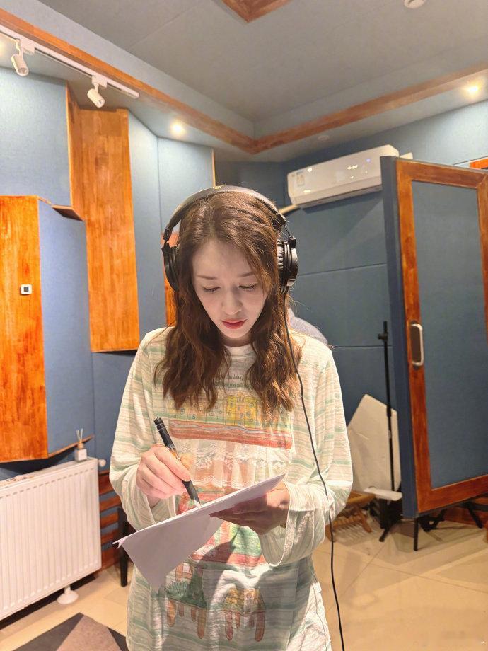 李小冉回复孙艺洲模仿心愿便利贴看完只想说孙艺洲模仿得太传神，李小冉的回复温柔又俏