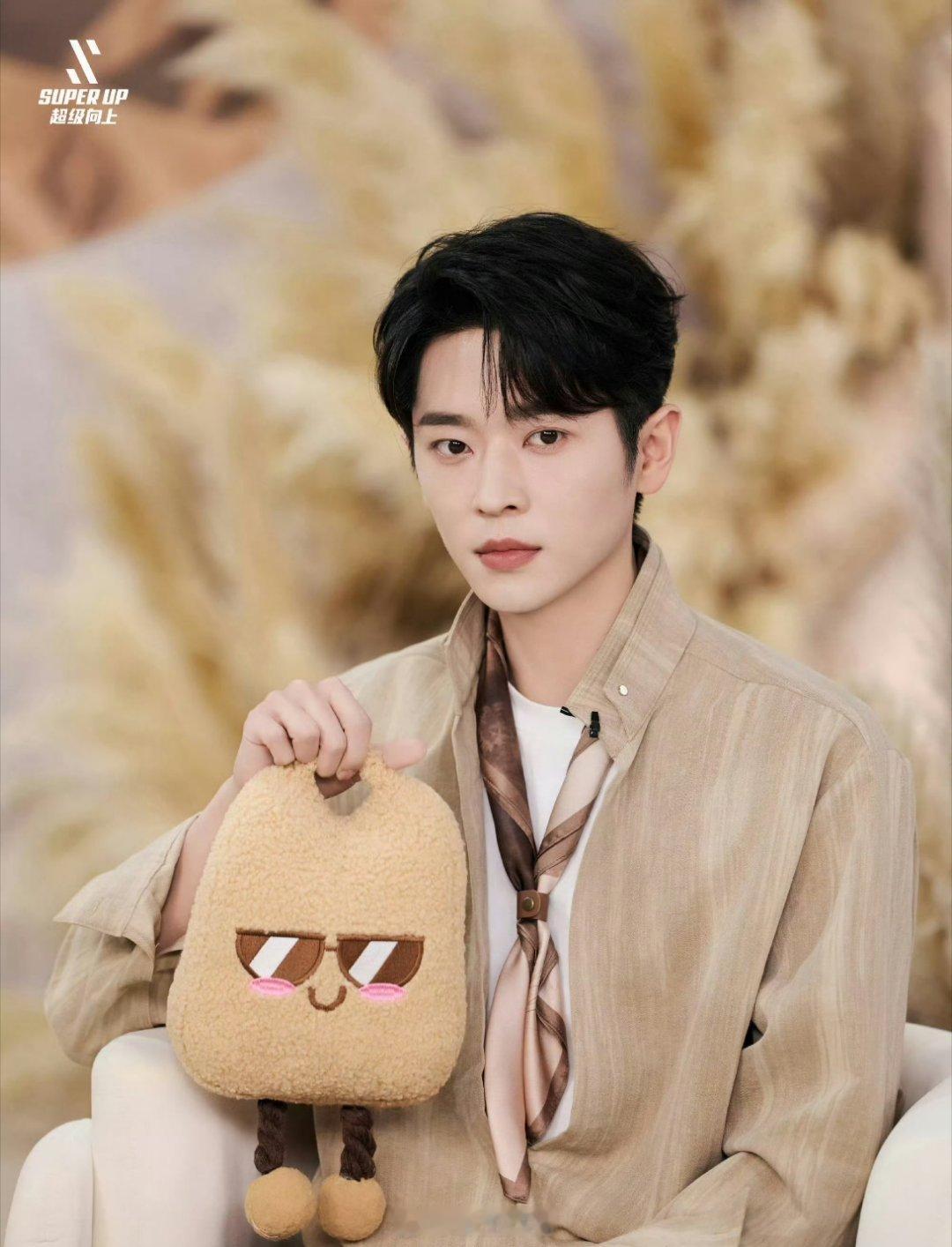 丞磊的新饼来了，是一部🐧的大IP《京洛再无佳人》，云端天之骄子与落魄女演员的极