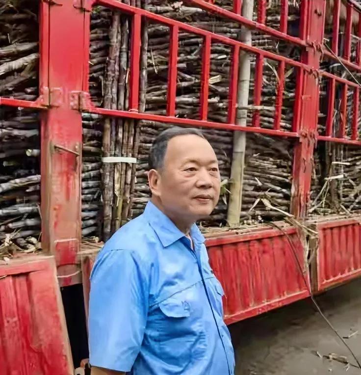 [月亮]广东一家叫耀明的糖厂，最近立了个新规矩。

来送甘蔗的大货车，只要在门口