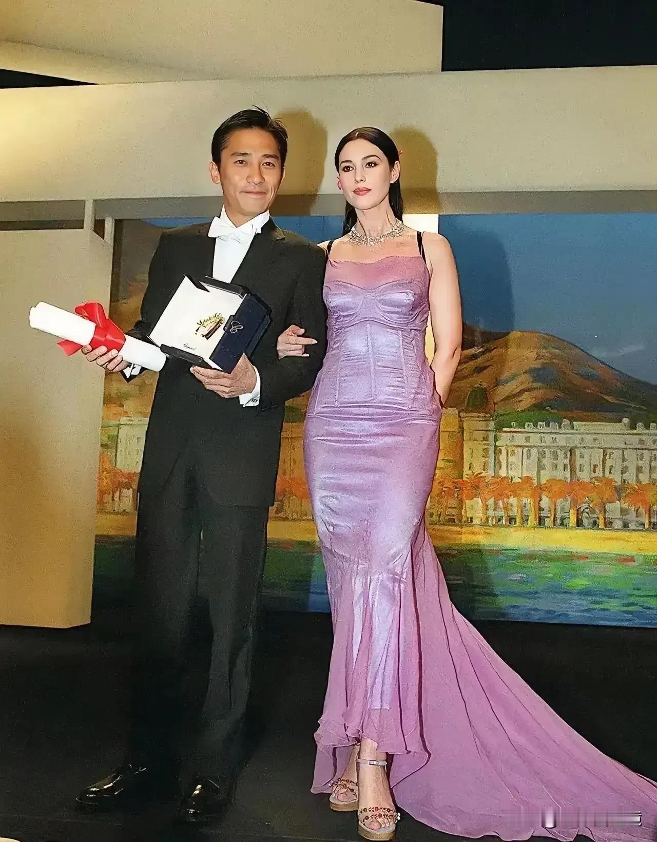 照片中这个中国男人和这个外国女人虽然挽着手合照，但一眼看上去，让人觉得他们的距离
