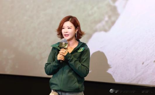 王一博杜华合照  探索新境，步履不停！王一博与杜华后台合照，定格同行的温暖与力量