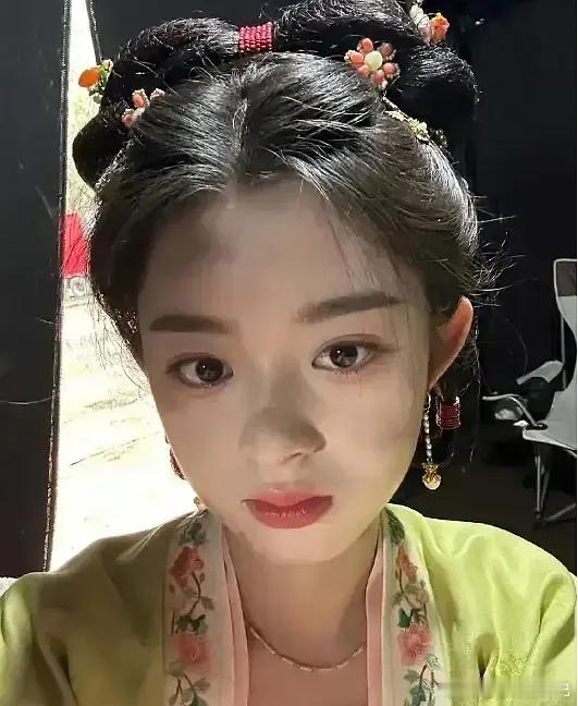 作为观众，不想看到耳环姐，完全是因为她的资质差，脸、身高身材太虐 