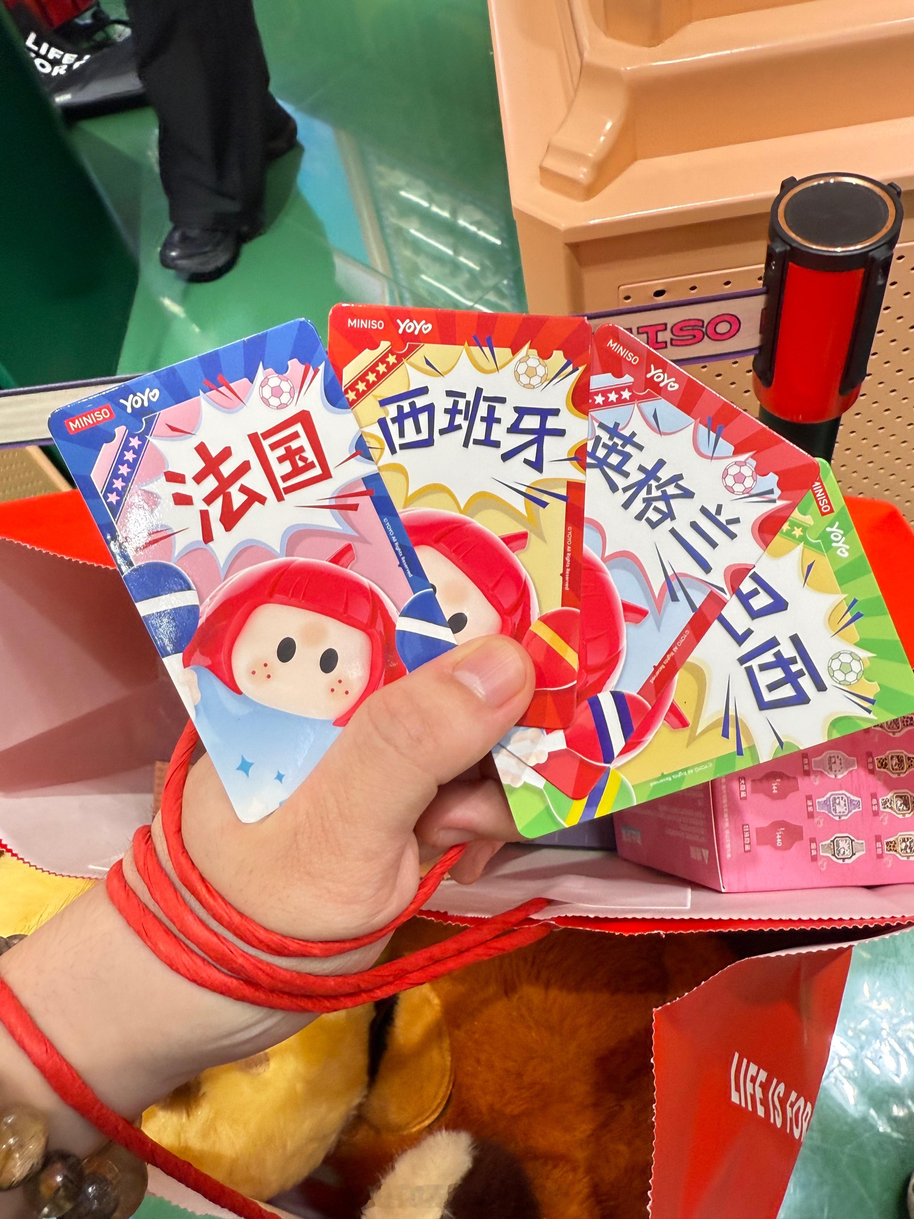瞧这广告抠的 不少品牌扎堆砸重金邀约球星做宣传，名创优品选择抠出这笔代言费，换成
