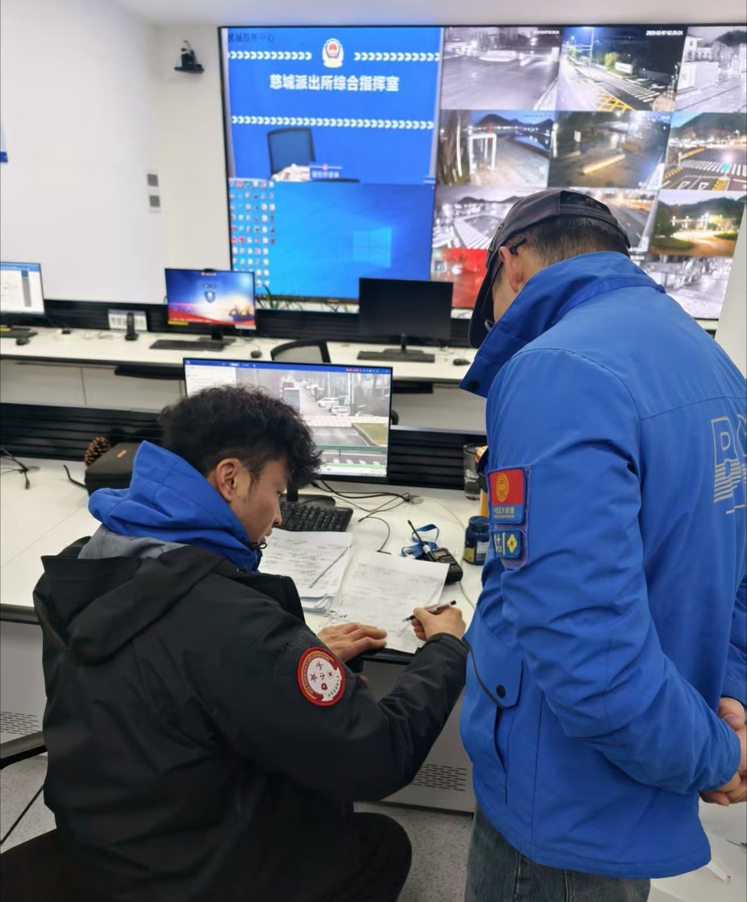 宁波江北救援队9小时生命接力 2月9日，一面写着“危机时刻伸援手 无私救人恩如山