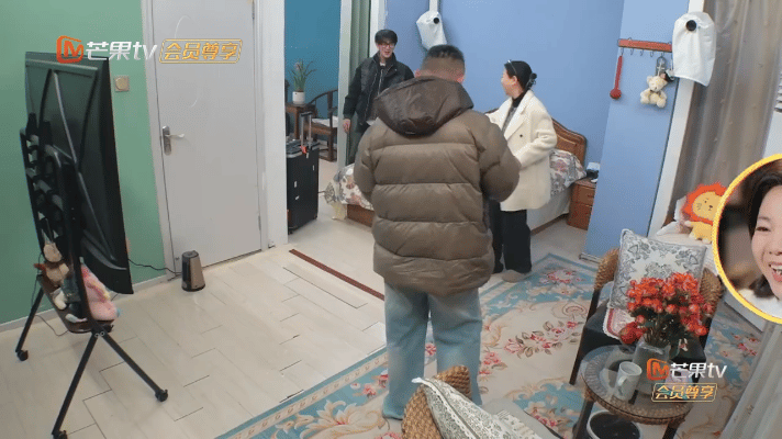  夏之光妈妈收藏儿子周边我家那小子 夏之光害羞到收抱枕，妈妈的偏爱真的太戳心 