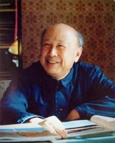 钱学森跪悼毛主席，一生感恩藏心间
 
毛主席逝世，钱学森跪在灵前哭了三天三夜，他