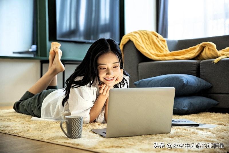 1,练毛笔字写喜欢的诗词，练字同时陶冶情操。

2,傍晚去江边等日落，在暮色里安