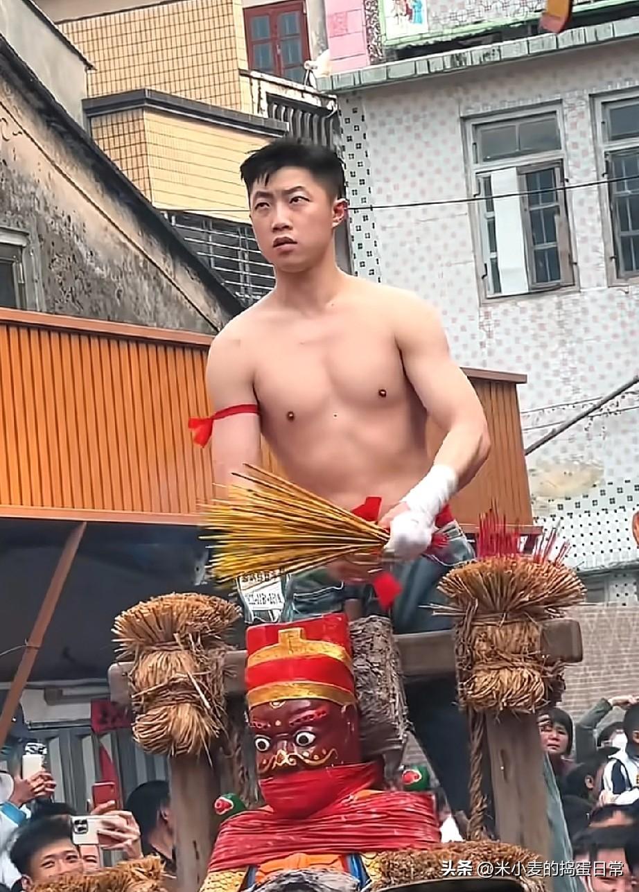 潮汕营老爷名场面！三秒挨108拳，两分钟就被拉下来
 
潮汕营老爷这波太野了！这