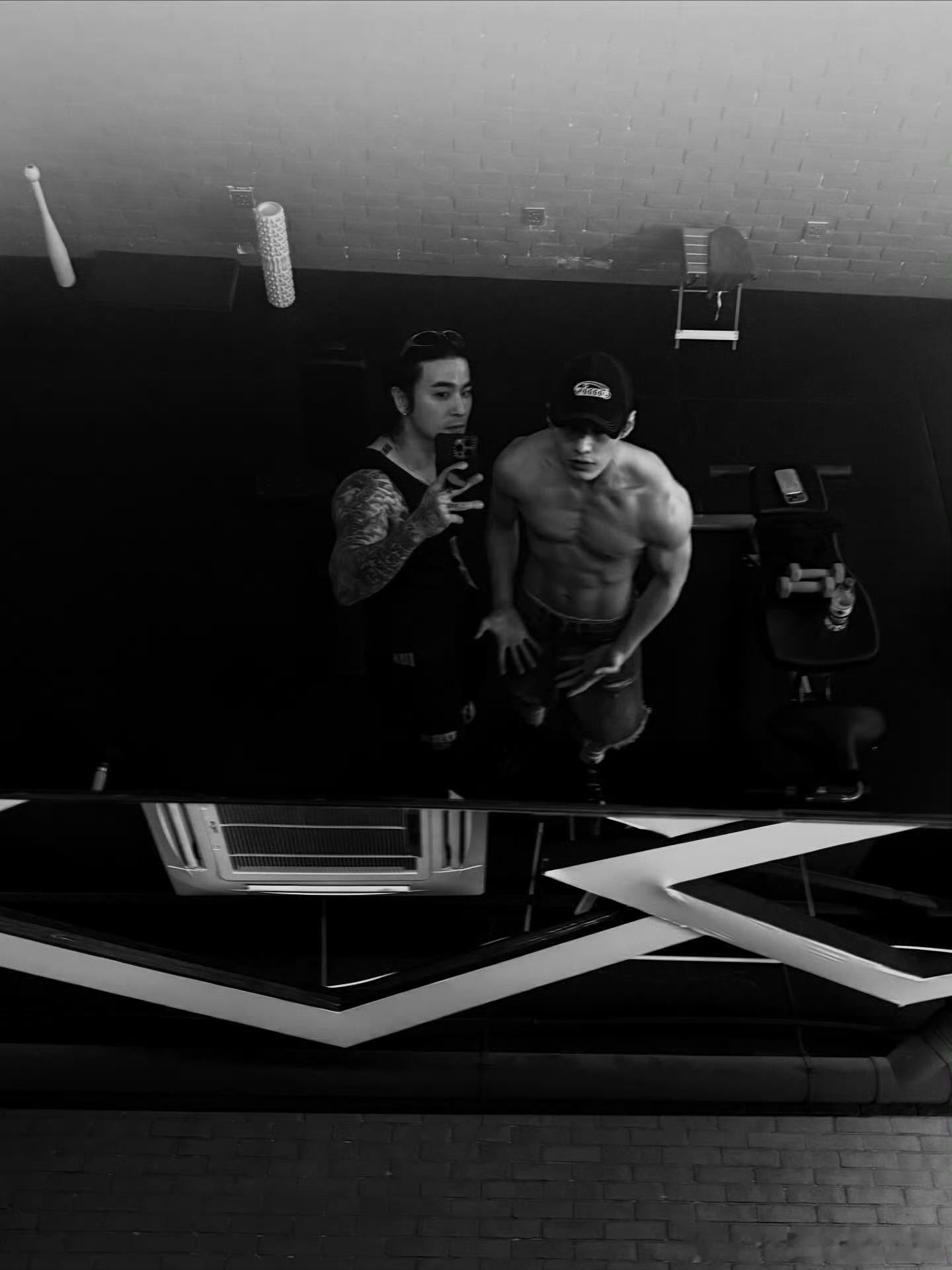 何与 ins更新，这个肌肉，太有料了