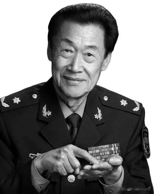 2003年，杨利伟搭乘神舟五号成功飞入太空。科技人员第一时间来到钱学森家里，把喜