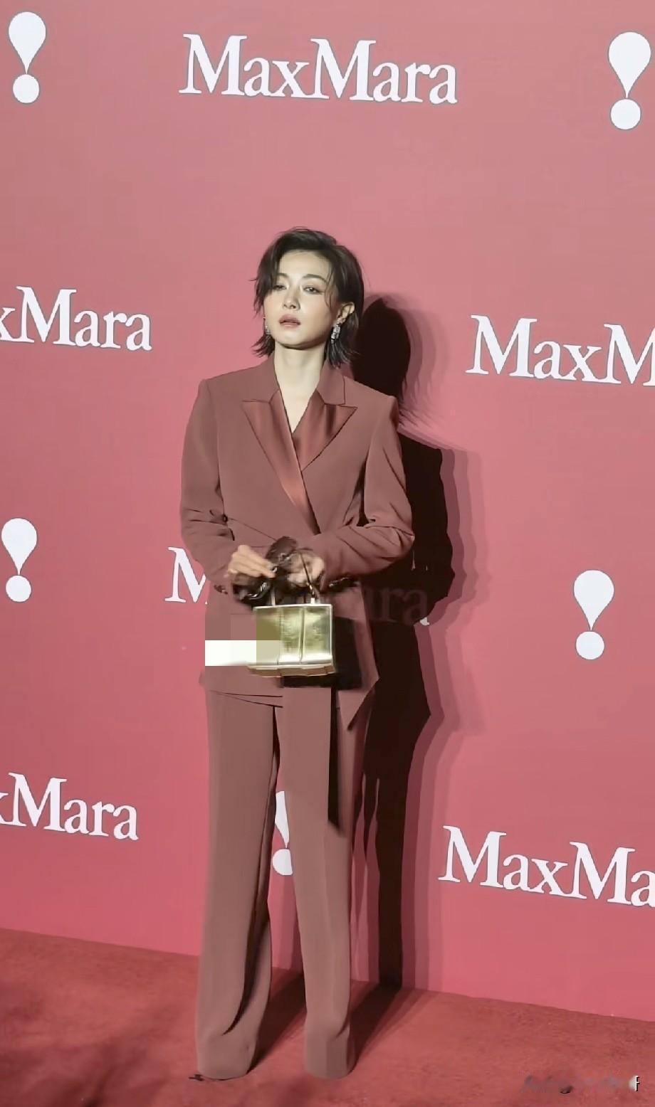 万茜亮相MaxMara活动，豆沙粉西装又美又飒，演技与气质双在线
 
近日万茜现