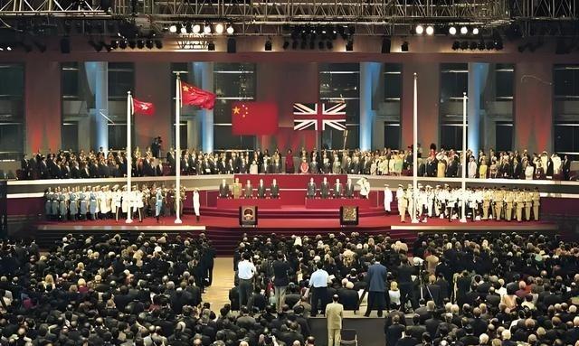 香港回归祖国27周年，GDP增长情况：1997年：1773.53亿美元，人均2.