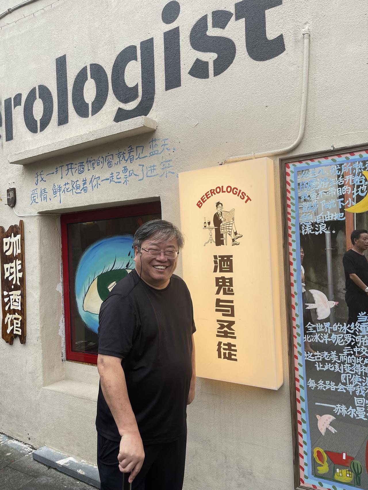 昨天步行经过东山岛的老街道，街道清洁，各种门脸杂乱中透着齐整，而且隔三差五就出现