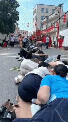 这些人都趴在地上做什么？感觉都是主动爬在地上的，而且非常的开心，好像收获满满，这