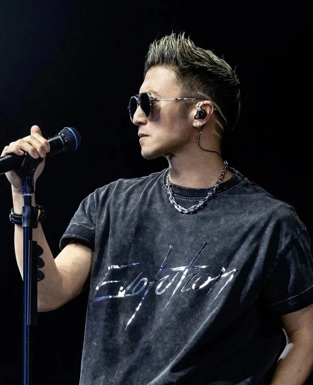 虽然两个男人都不错，但从穿衣打扮就能看出，王菲和谢霆锋才真正是天造地设的一对，和