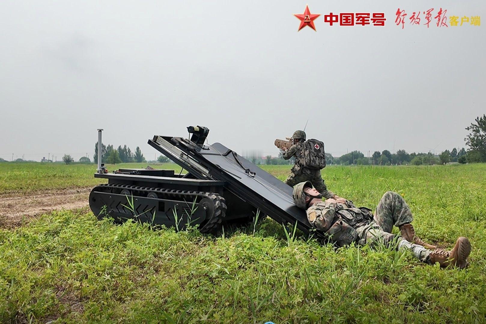 无人车接运伤员，同时做好对空警戒。 
