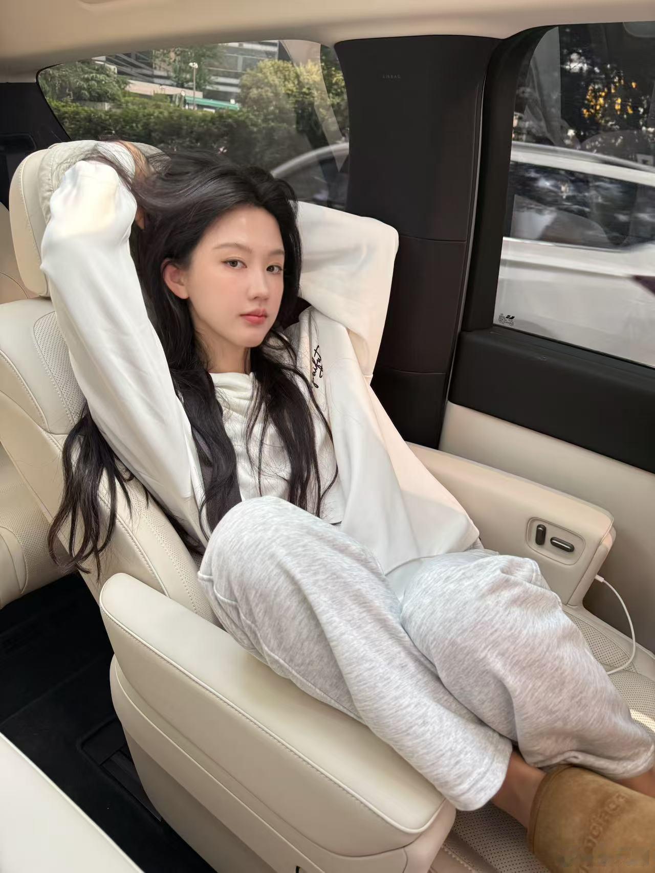 小圆：我是DHUYBD主理人，我同意穿DHUYBD上班。  🤟📲：我是小圆的