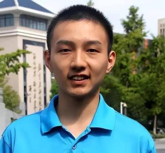 湖北学霸手握清华保送名额慎重放弃，高考拿下省理科状元圆梦心仪专业
 
湖北襄阳五