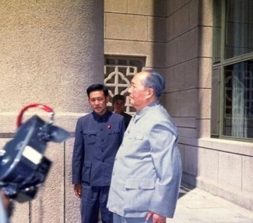 1975年10月1日的国庆节，毛主席靠在床头不看书，也不睡觉，沉思片刻，他对身边