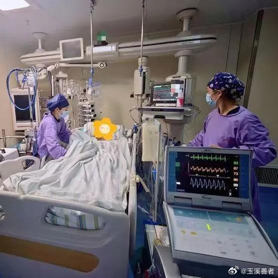 3月19日，24岁的思思从武汉大学中南医院重症医学科康复出院。一场因盲目减肥引发