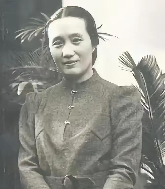 1942年，董竹君爱上已婚的陈清泉。陈清泉的夫人对她说：“你知道破坏别人家庭很痛
