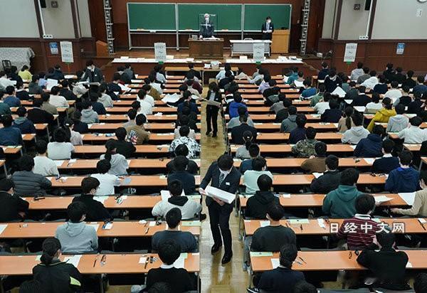 《读卖新闻》周四（30日）报道称，由于少子化影响，日本目前已有约半数的私立大学面