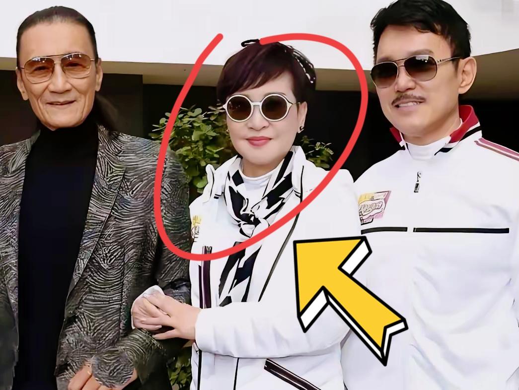 当年，狄波拉改嫁时，回头看向前夫谢贤：“四哥，我嫁了？” 谢贤倒是爽快：“快签字