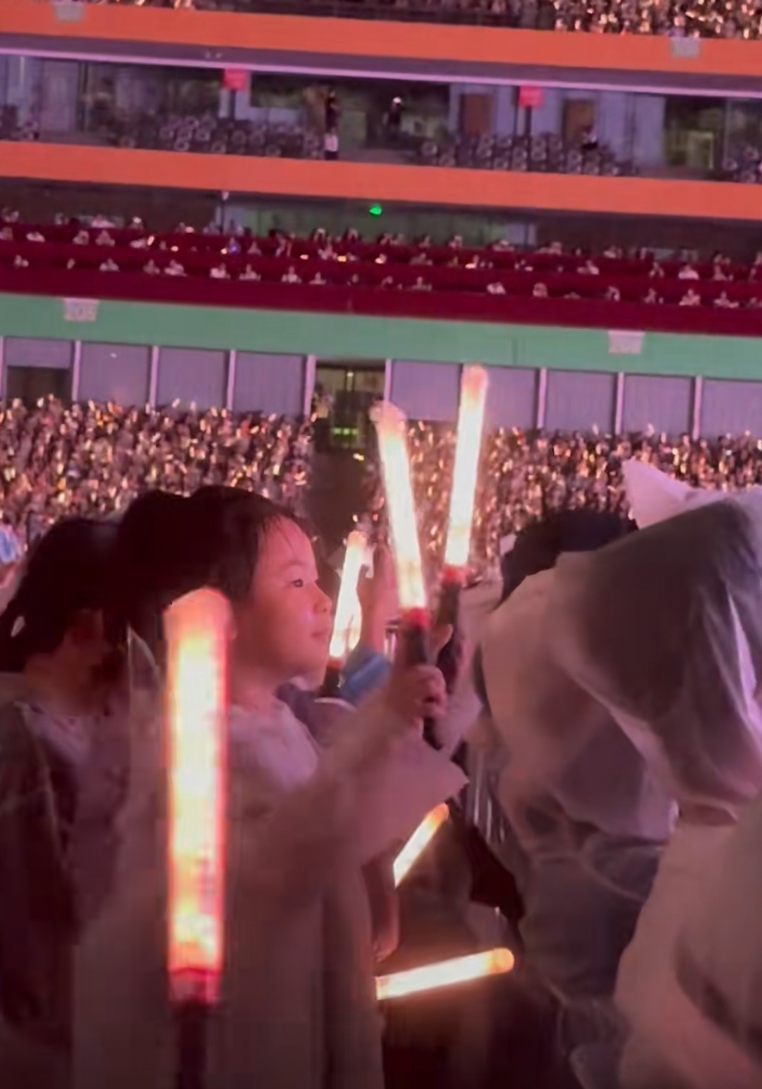 #周深演唱会场场升级#  #周深贵阳演唱会设未成年人联络卡#不止在舞美、歌单更新