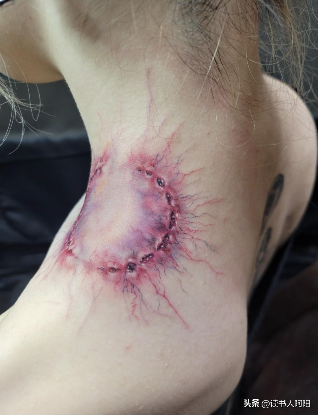 这是日本最新流行的女子纹身！
咬痕纹身！
对纹身师来说，最难的地方是能够完美的纹