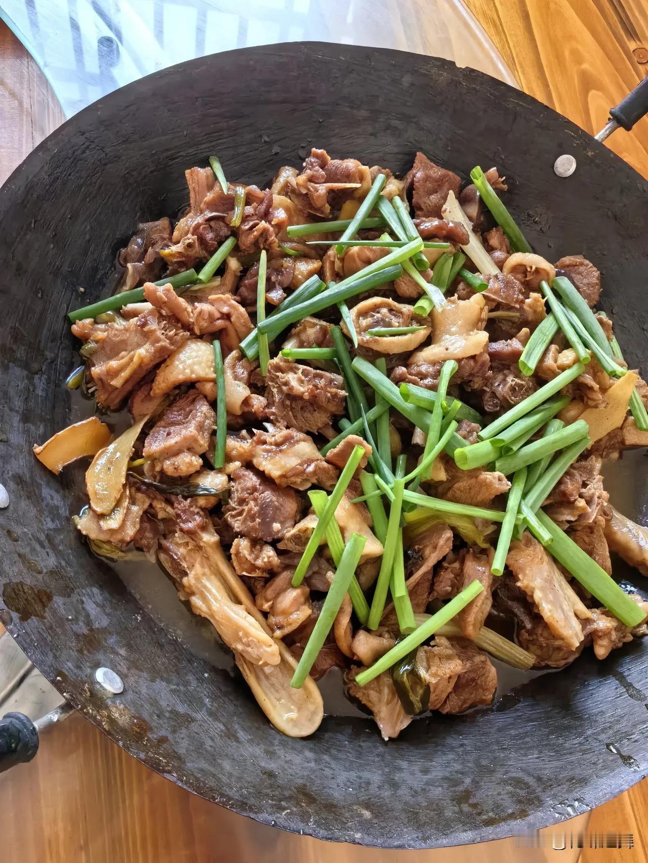 旅途吃美食——美味焖鸭      
         昨天，在桂林永福一条会开花