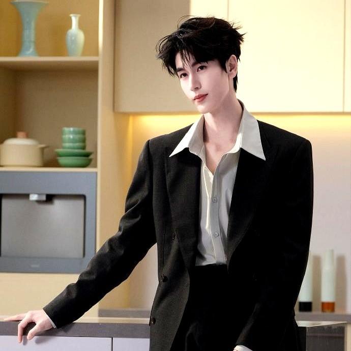 张凌赫这热度，真是挡不住啊。

新剧《逐玉》刚播完，刷新各种记录，直接把他两部待