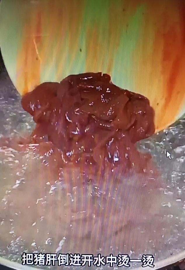 家人们，把猪肝倒进开水里烫一烫，出锅就是超好吃的凉拌猪肝！
先准备块新鲜猪肝，切