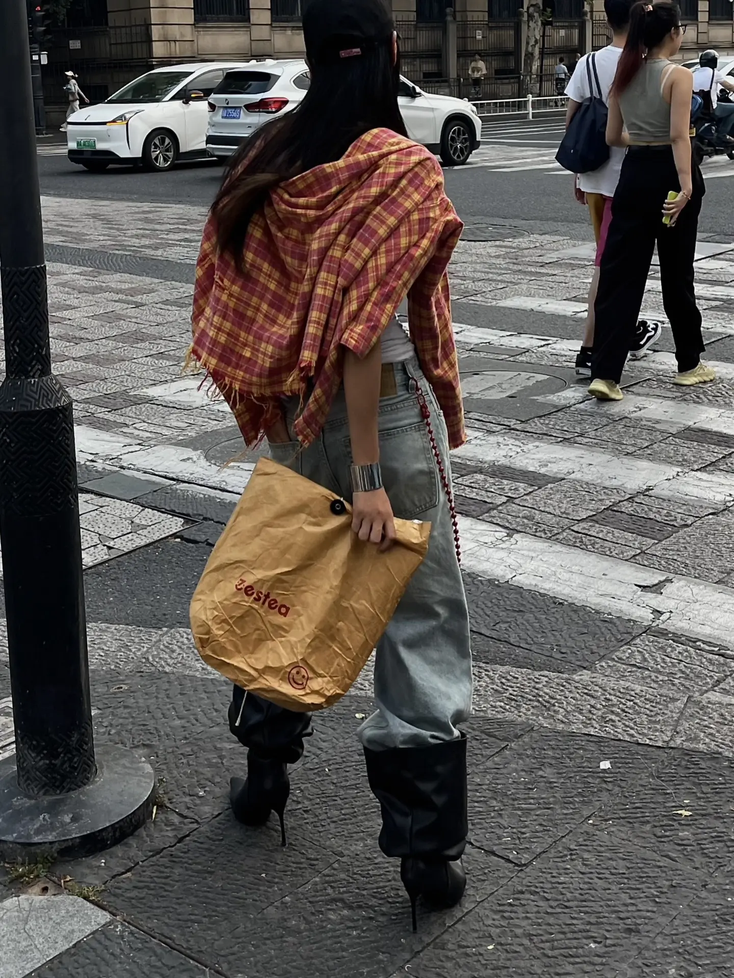 好爱这种拽拽的松弛感。