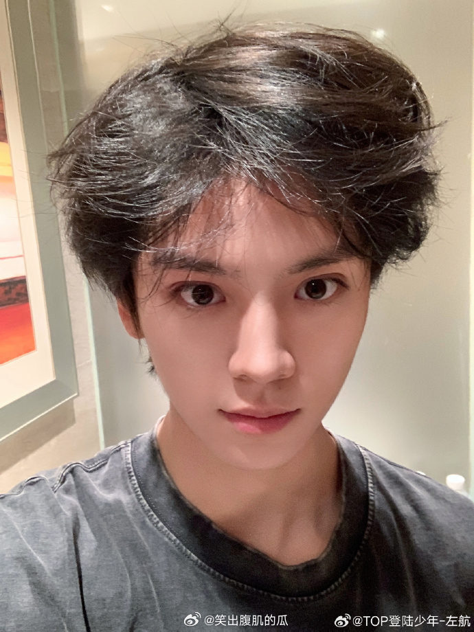 左航今日素颜状态左航两层眼皮很正常不多也不少捕捉状态稳定的左航，两层眼皮颜值加成