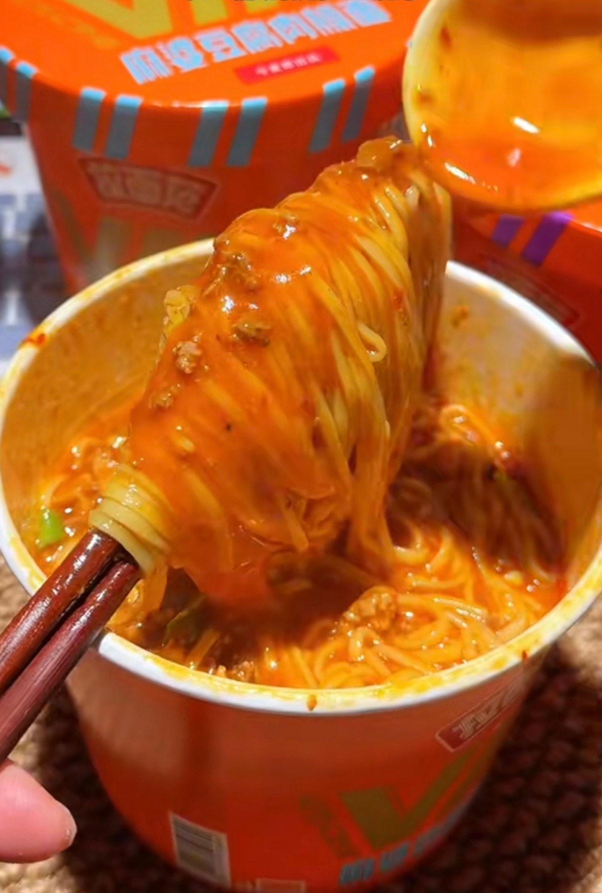 加班回家最大的安慰，已经变成泡一碗拉面范麻婆豆腐肉臊面，三分钟速泡，但香味像楼下