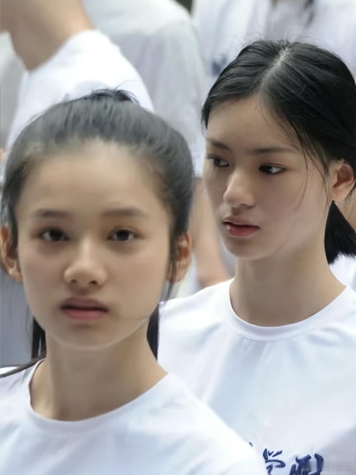 张婧仪邱天没化妆比化了妆的还好看。。。张婧仪头真的好圆，这优越的头包脸！！邱天的