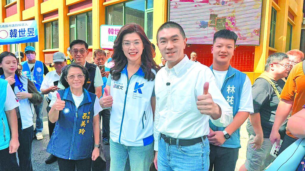 郑丽文与谢国梁同框助选。
国民党主席郑丽文9月13日专程赴基隆，陪同基隆市长谢国