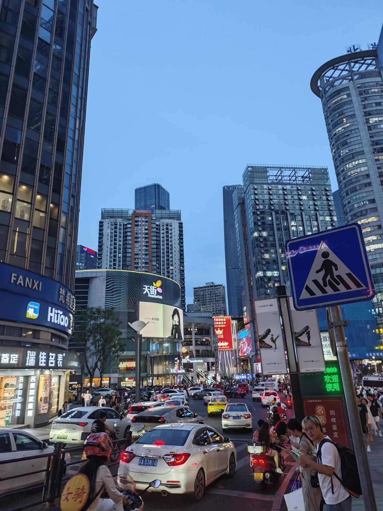 回到农村，生活的节奏变得格外轻松自在。曾经繁忙的城市生活，像一股无形的压力，压得
